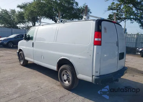 2018 Chevrolet Express G2500 из США, поврежденный, VIN 1GCWGAFP5J1221010